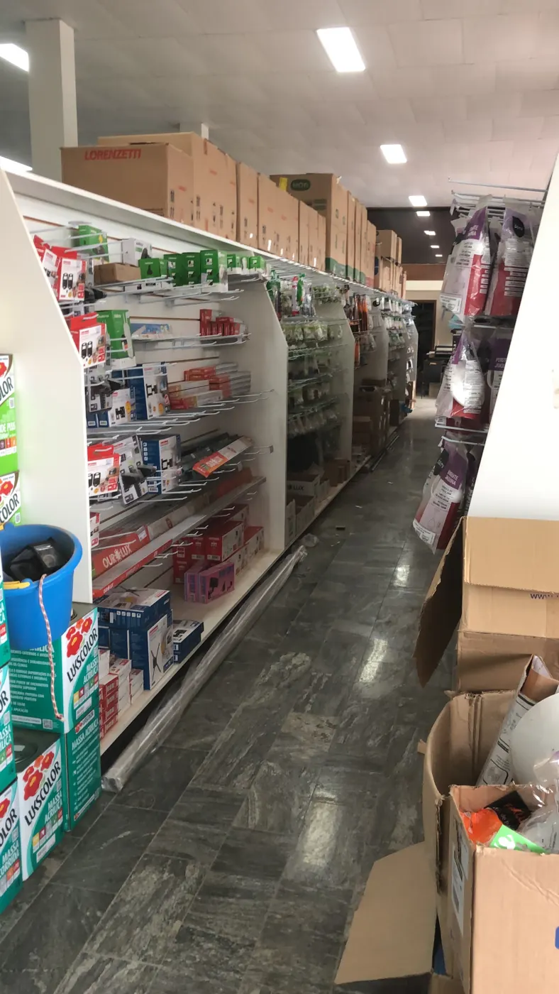 Corredor da loja de materiais de construção Cuiabá com prateleiras de produtos