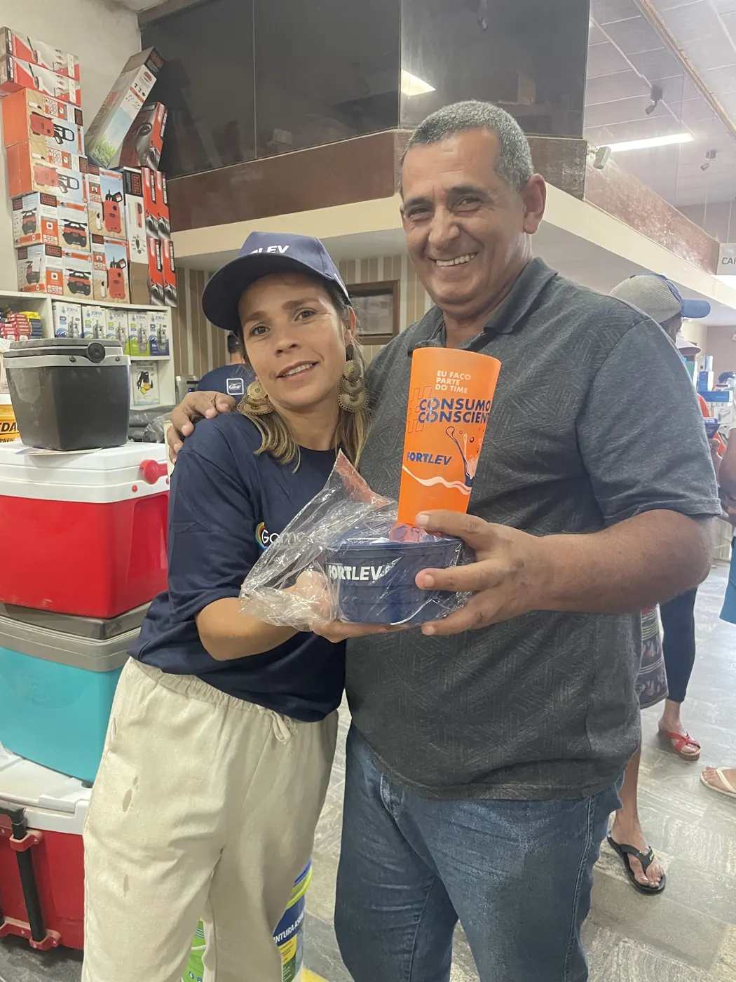 Equipe da Madeireira Cuiabá atendendo cliente na loja