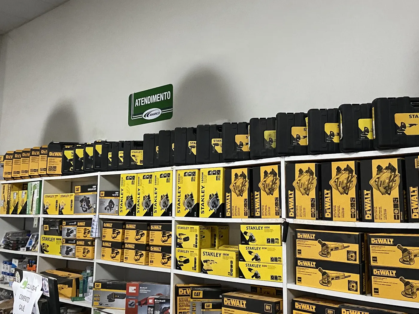 Prateleira de ferramentas elétricas e manuais