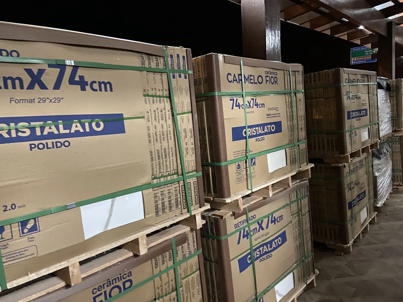 Caixas de porcelanato no estoque