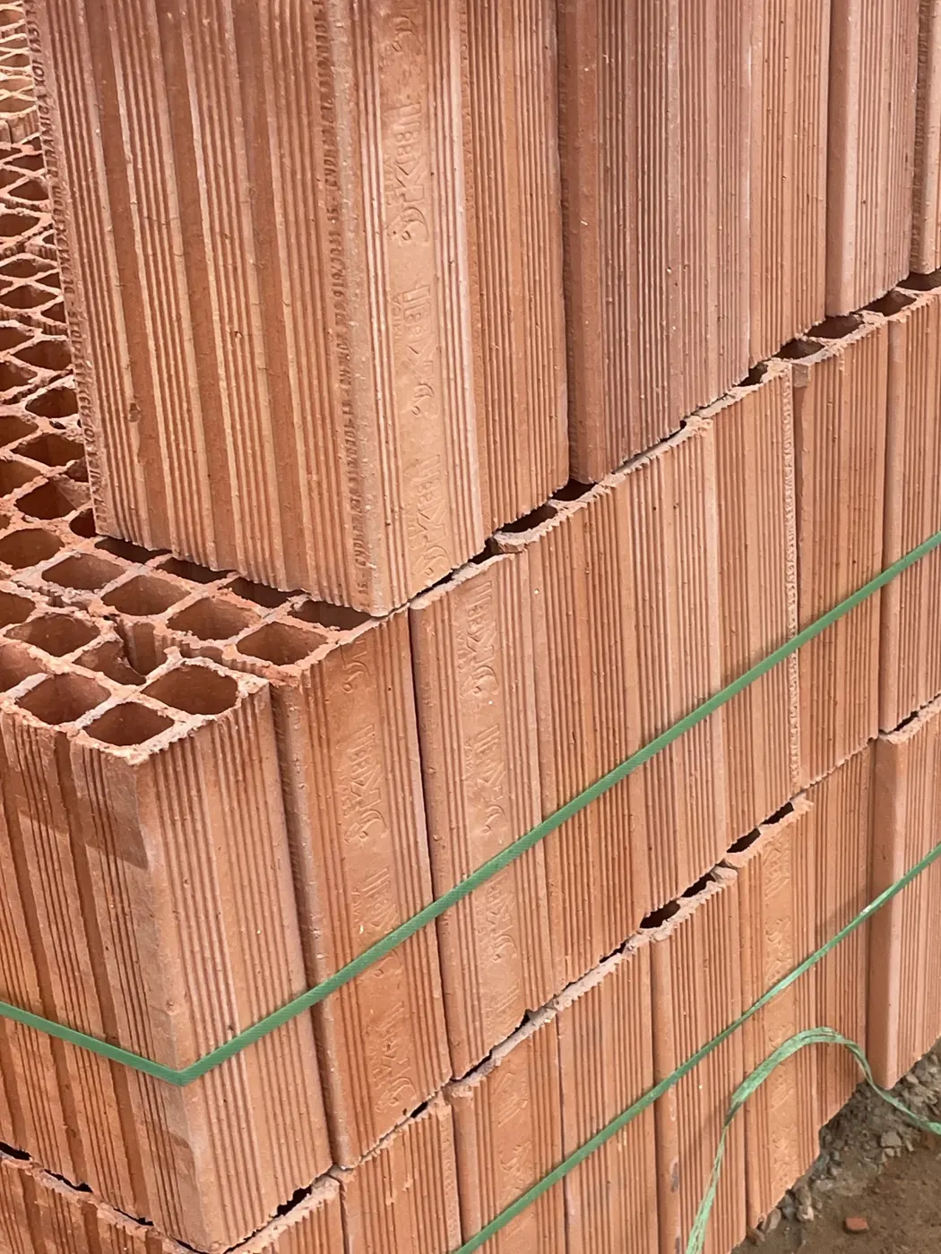 Tijolos cerâmicos baianos paletizados