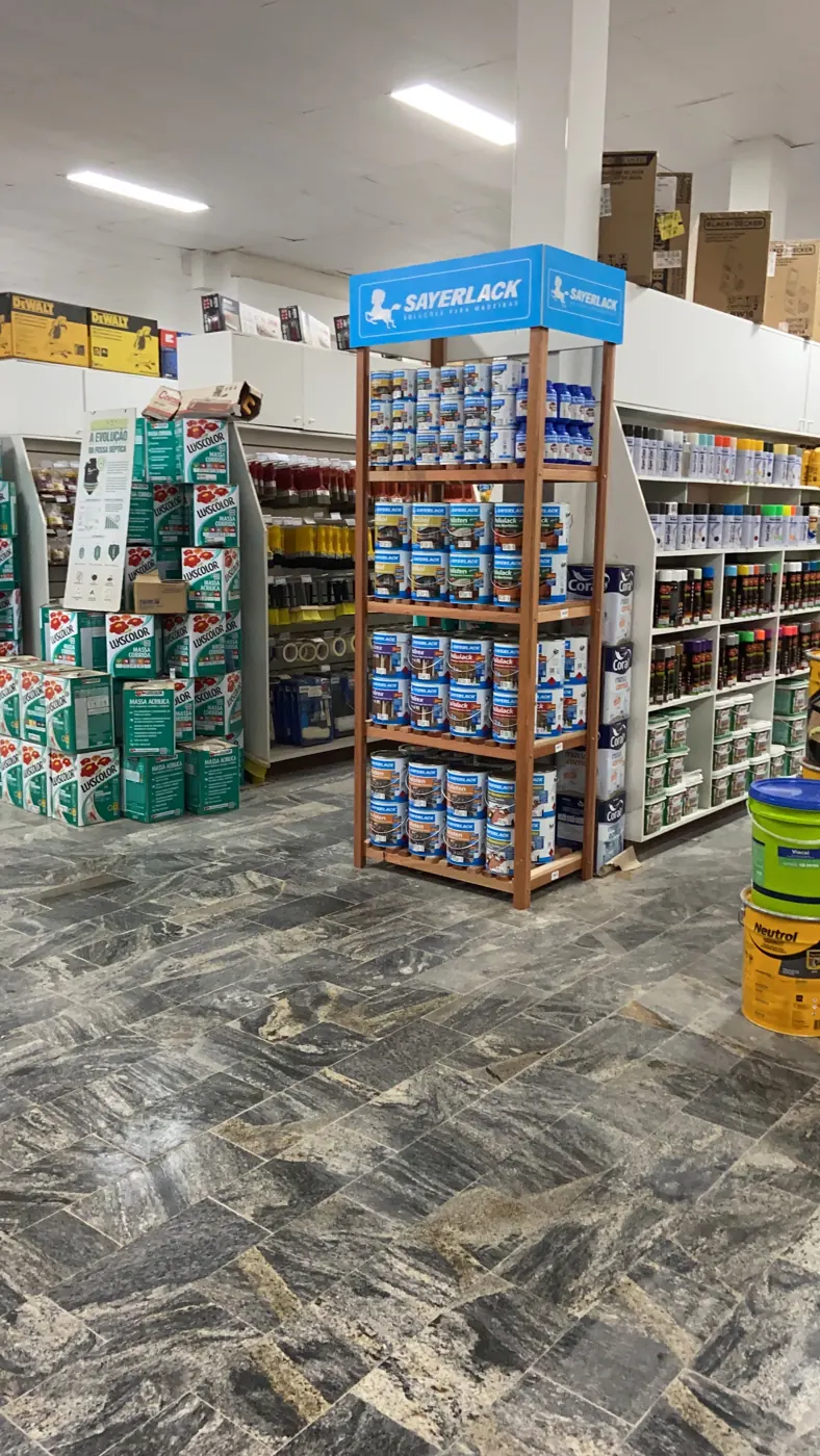 Gôndola de tintas e impermeabilizantes